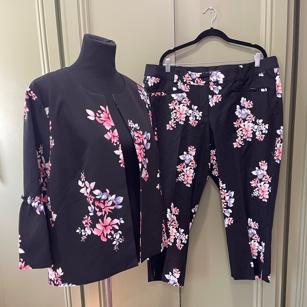 Lane Bryant 2 Piece Set Bell Sleeve Size 18 20 Capri Pant Sz 18 Black Floral